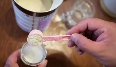 奶粉勺底部為啥會(huì)有個(gè)“孔”？知道原因后，家長(zhǎng)心里就有